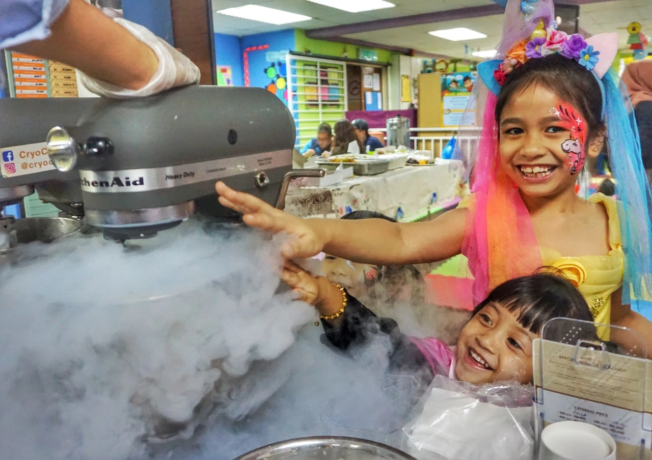 CryoCloud delivery team bringing happiness to your doorstep